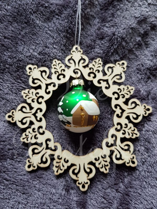 Holzanhänger Ornament mit grüner Kugel