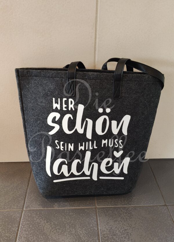 Achtung B-Ware! Filztasche groß ,,Wer schön..." schief vernäht!