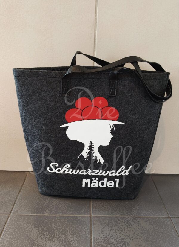 Achtung B-Ware! Filztasche groß ,,Schwarzwald Mädel" schief vernäht!