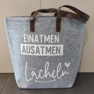 Filztasche groß ,,Einatmen…“ mit Kunstleder Henkel