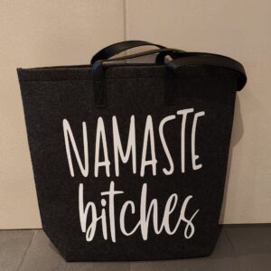 Filztasche groß ,,Namaste bitches“ mit Kunstleder Henkel