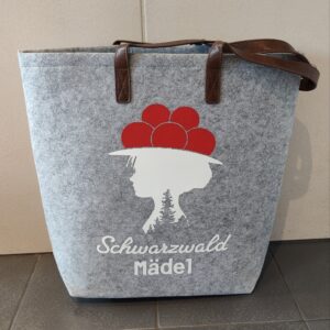 Achtung B-Ware! Filztasche groß ,,Schwarzwald Mädel“ hat einen kleinen Rotweinfleck auf dem Boden der Tasche von einer Messe.